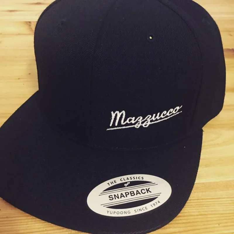 Broderie sur casquette snapback Yupoong
