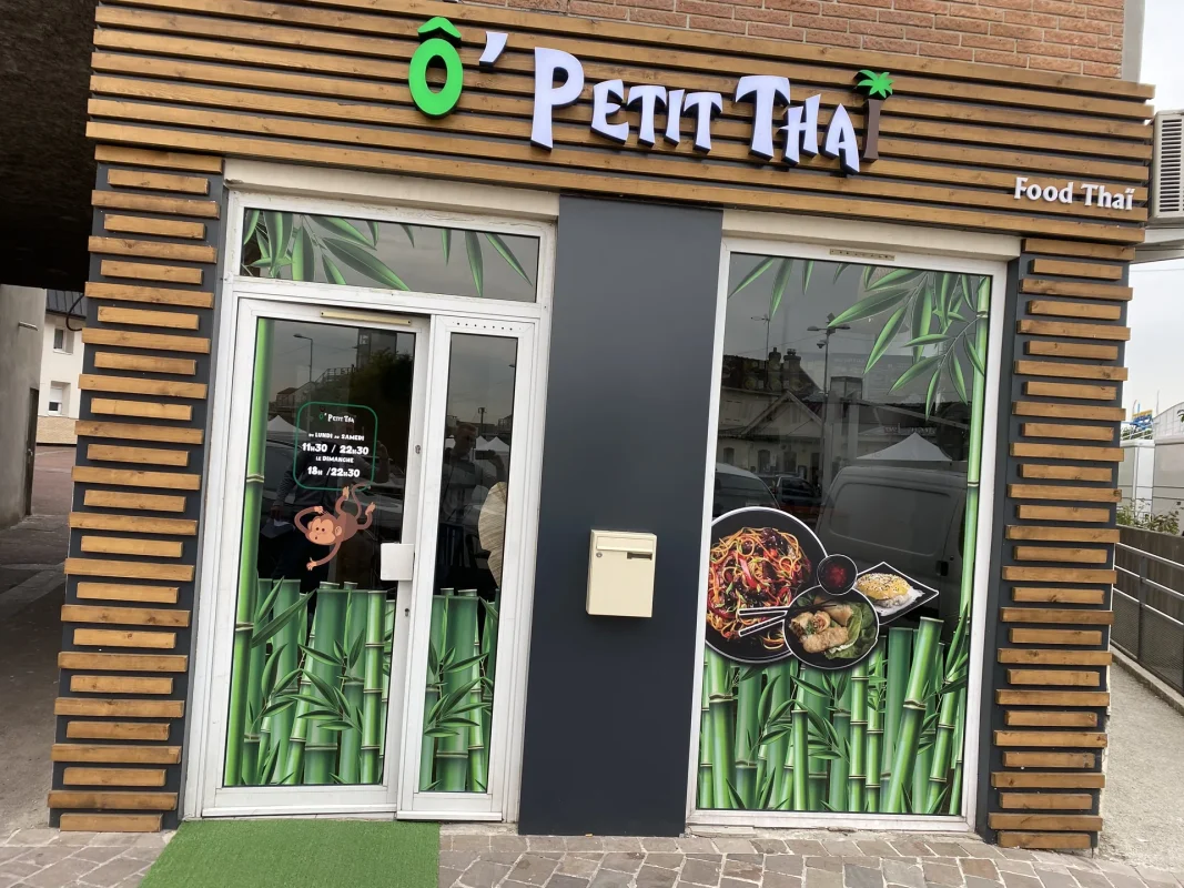Façade O' Petit Thai avec lettres relief vertes et blanches, vitrophanie bambou sur les vitrines.