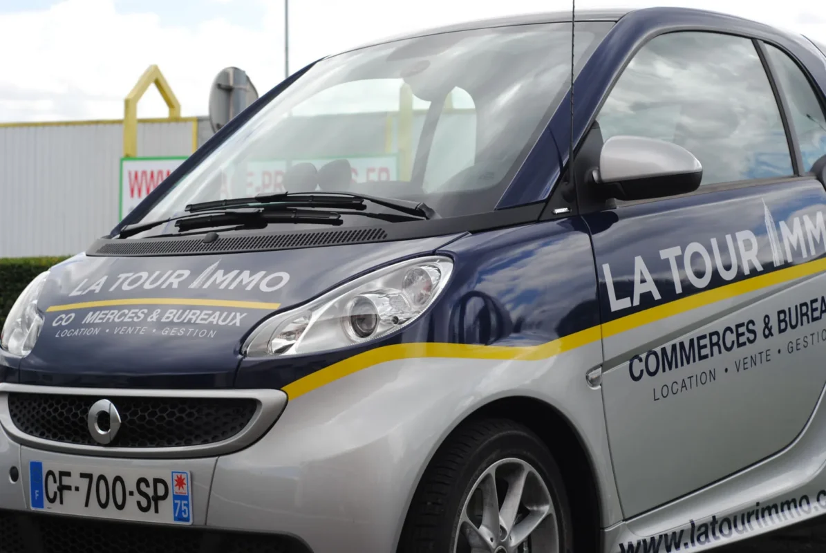 Marquage adhésif semi-covering sur citadine pour l’agence LA TOUR IMMO