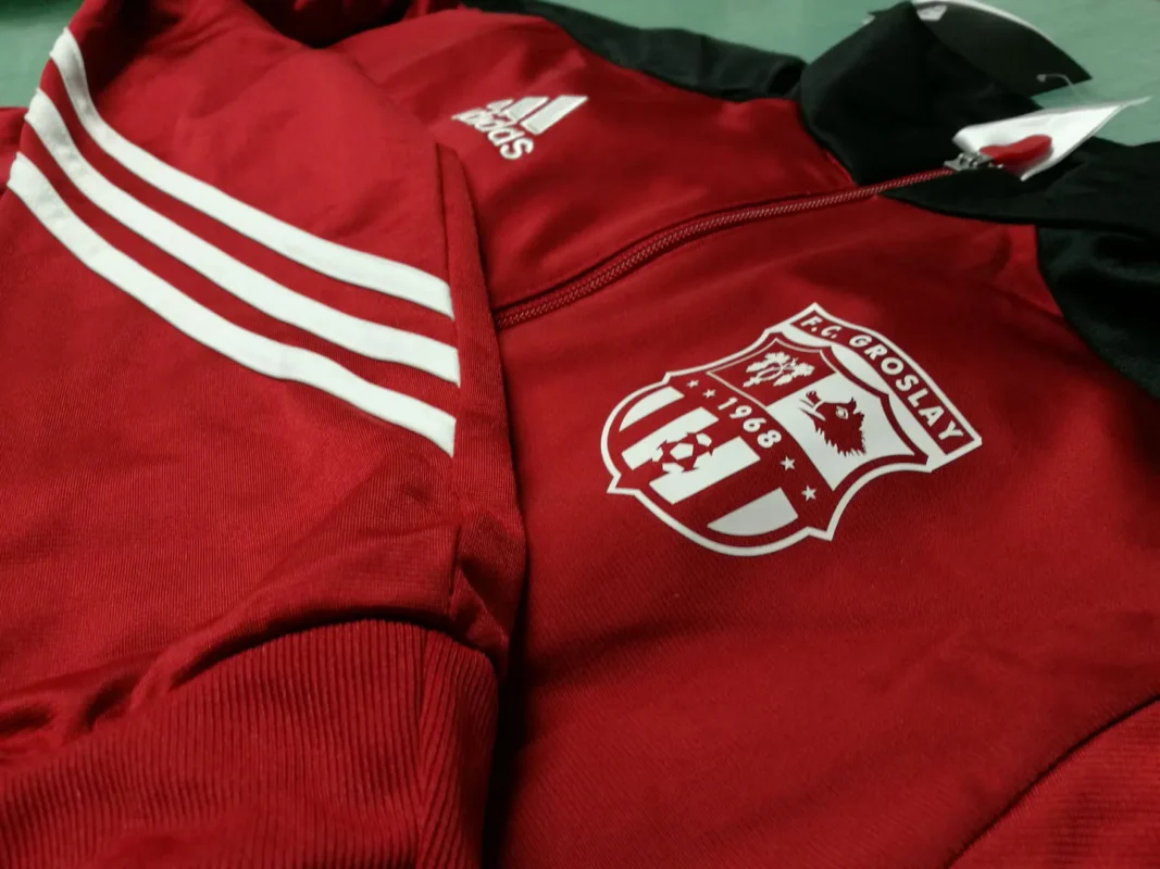 Marquage blason club sur vêtement de sport