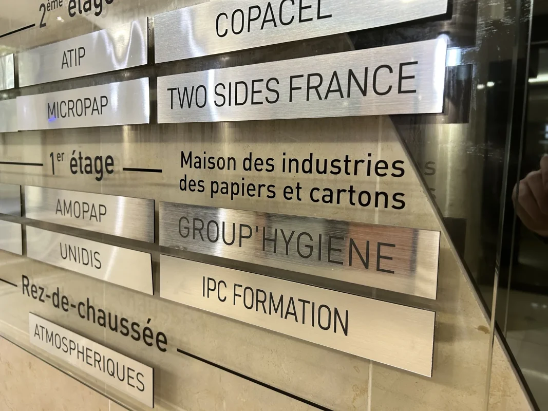 Plaques en métal brossé des occupants de la Maison des industries des papiers et cartons, par étage.